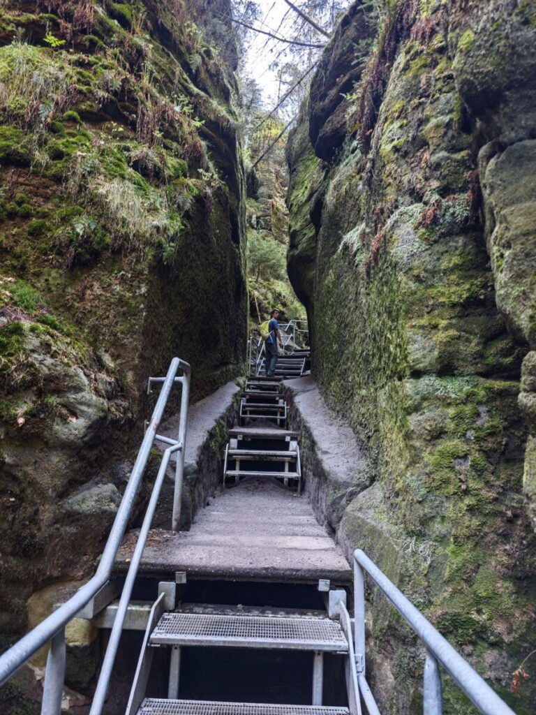 Durch die Felsen der Schwedenlöcher in der Sächsischen Schweiz